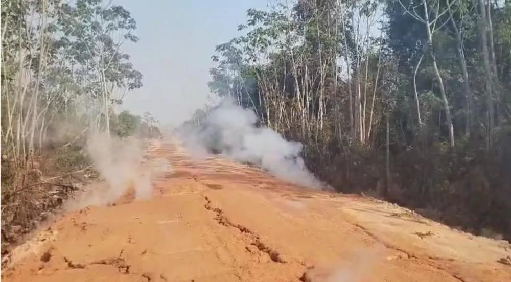 Fogo subterrâneo: moradores flagram fumaça em estradas no Pará