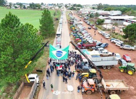 Produtores rurais protestam no RS: cenário revela crise, solidariedade e indignação